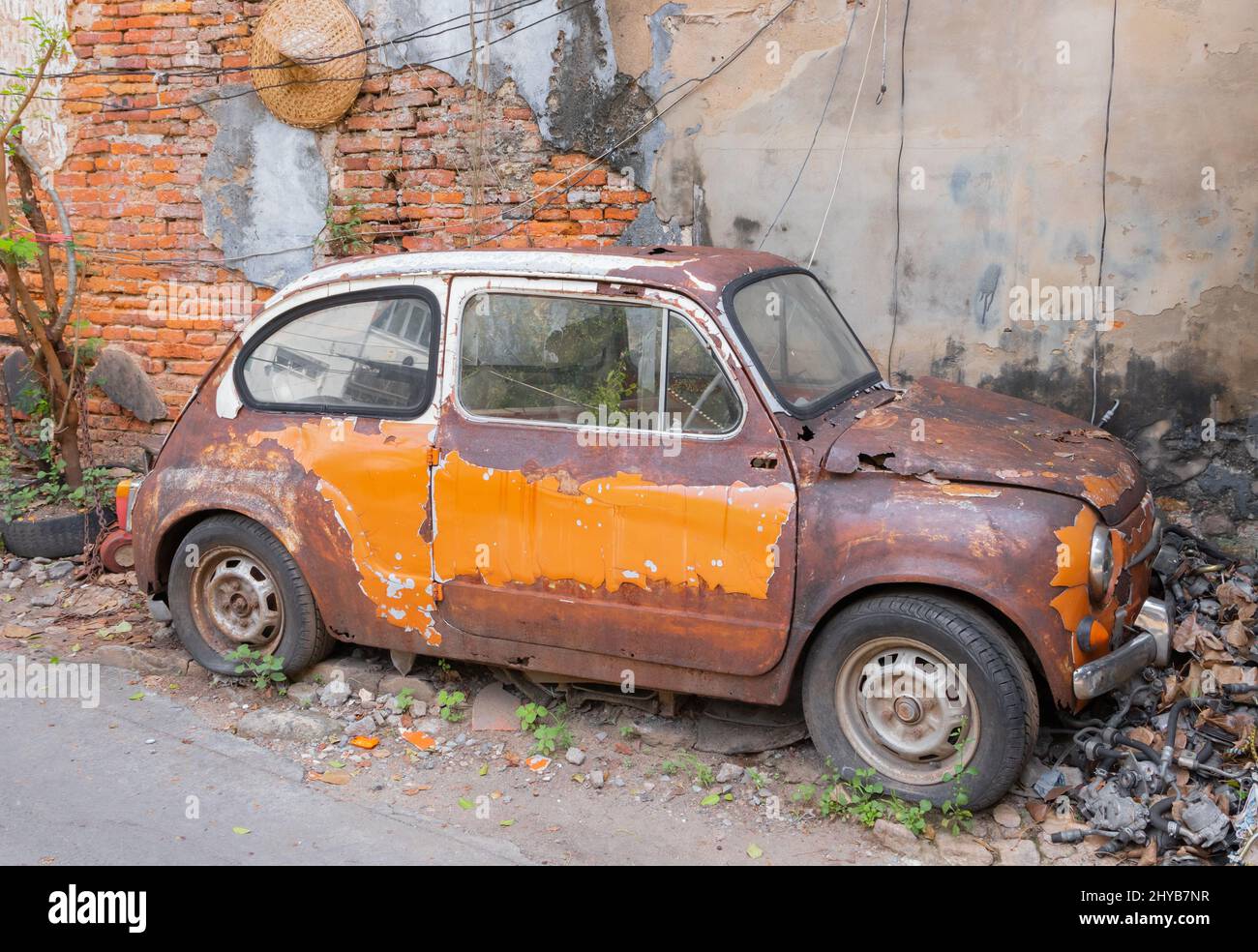 Rostiger alter Wrackwagen Stockfoto