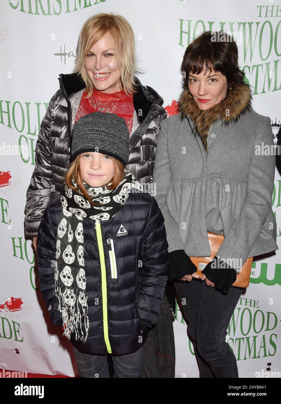 Katie Wagner, Riley Lewis und Natasha Wagner nehmen an der jährlichen Hollywood Christmas Parade 85. auf dem Hollywood Blvd Teil. Stockfoto