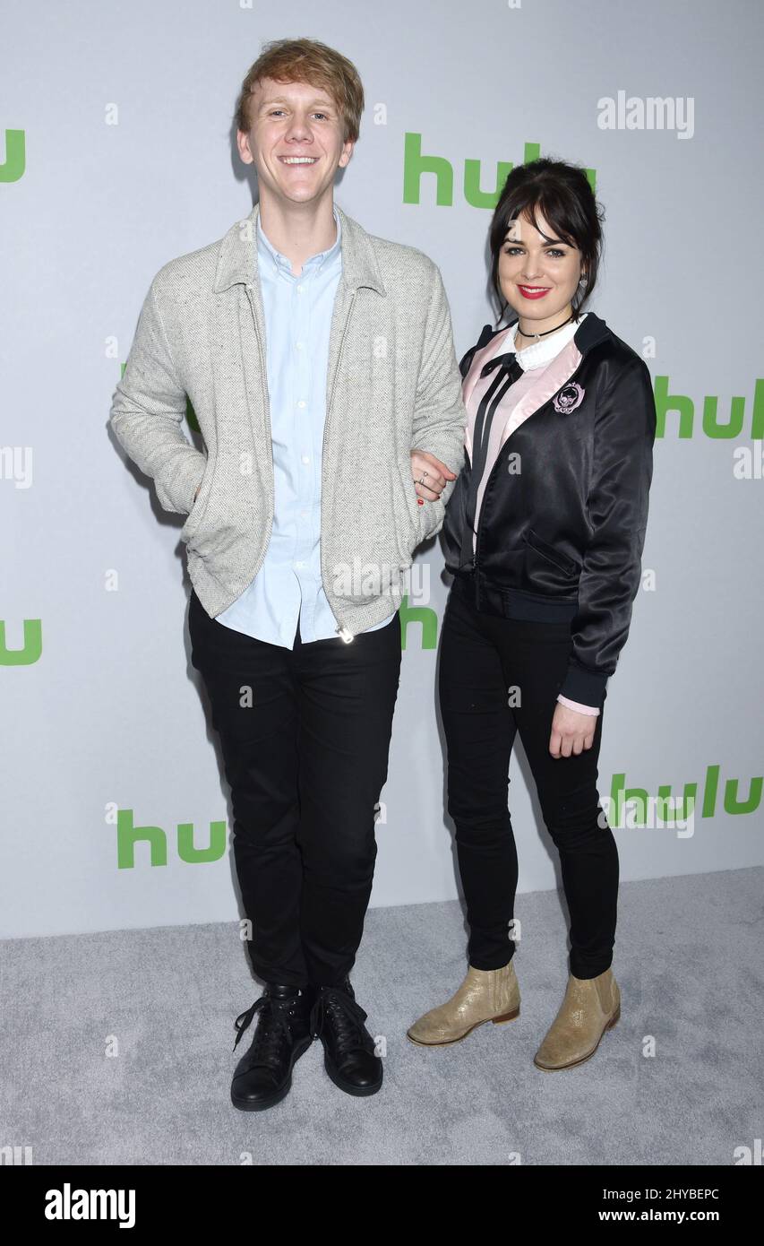 Josh Thomas und Emily Barclay nehmen an der TCA All Stars Party von Hulu im Langham Huntington Hotel Teil Stockfoto