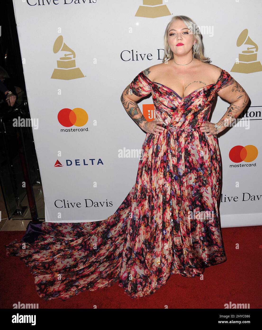 Elle King nimmt an der Pre-GRAMMY Gala 2017 Teil und begrüßt Branchenikonen, die von Clive Davis im Beverly Hilton Hotel präsentiert werden Stockfoto