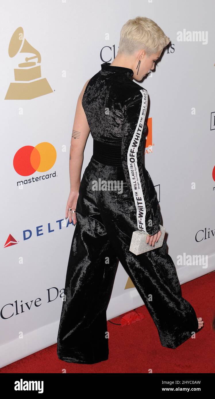 Halsey nimmt an der Pre-GRAMMY Gala 2017 Teil und begrüßt Branchenikonen, die von Clive Davis im Beverly Hilton Hotel präsentiert werden Stockfoto