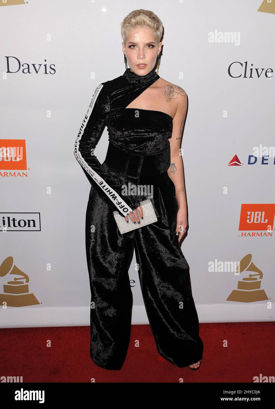 Halsey nimmt an der Pre-GRAMMY Gala 2017 Teil und begrüßt Branchenikonen, die von Clive Davis im Beverly Hilton Hotel präsentiert werden Stockfoto