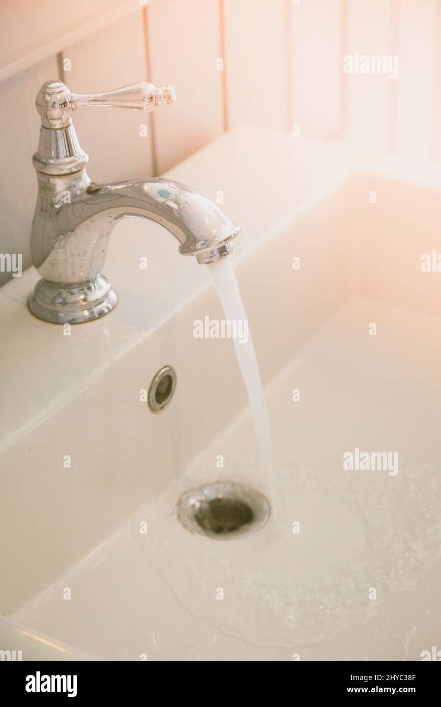 Wasserhähne im Toilettenhintergrund Stockfoto