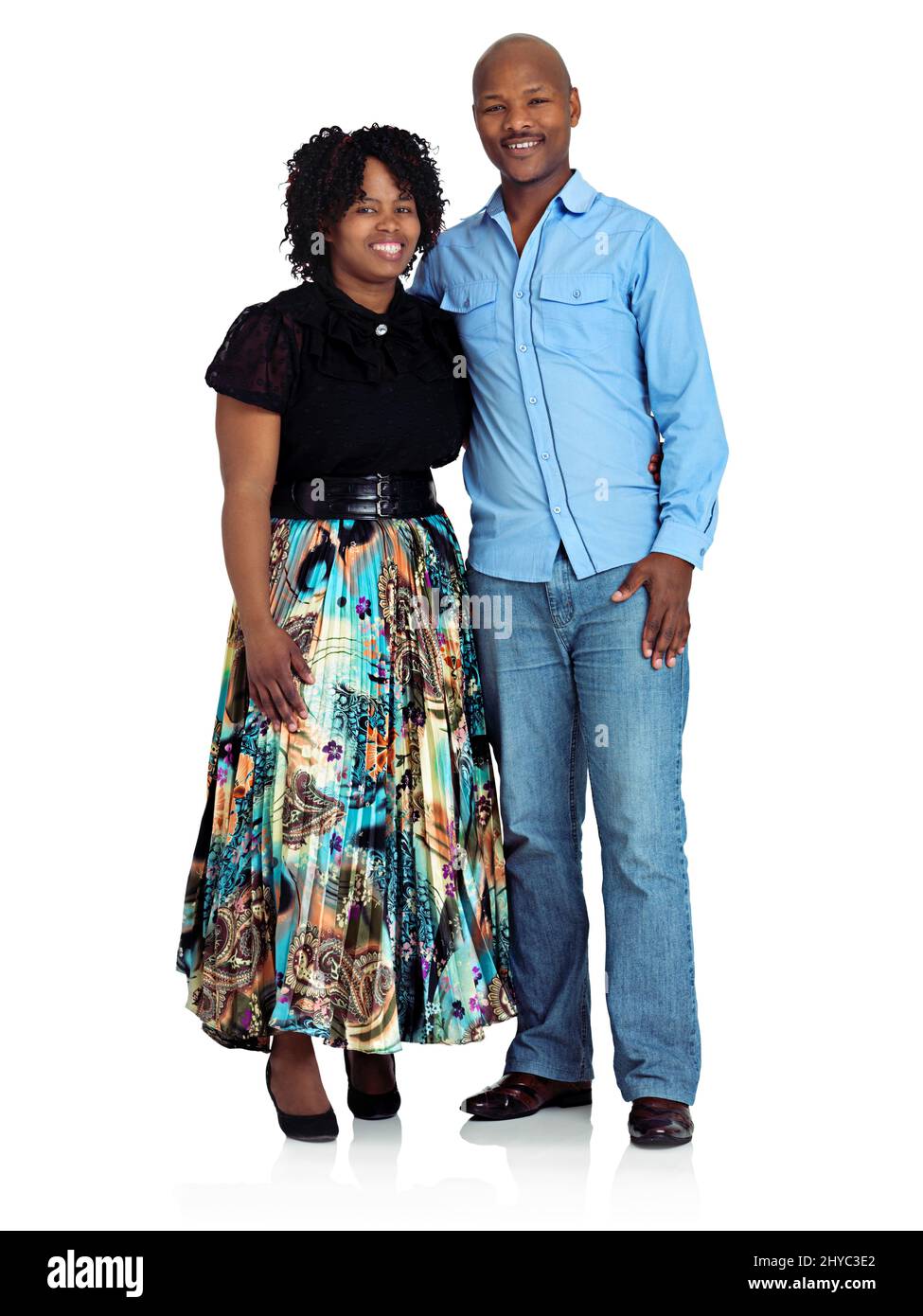 Liebe und Vertrauen. Studioaufnahme eines glücklichen schwarzen Paares, das vor weißem Hintergrund steht. Stockfoto