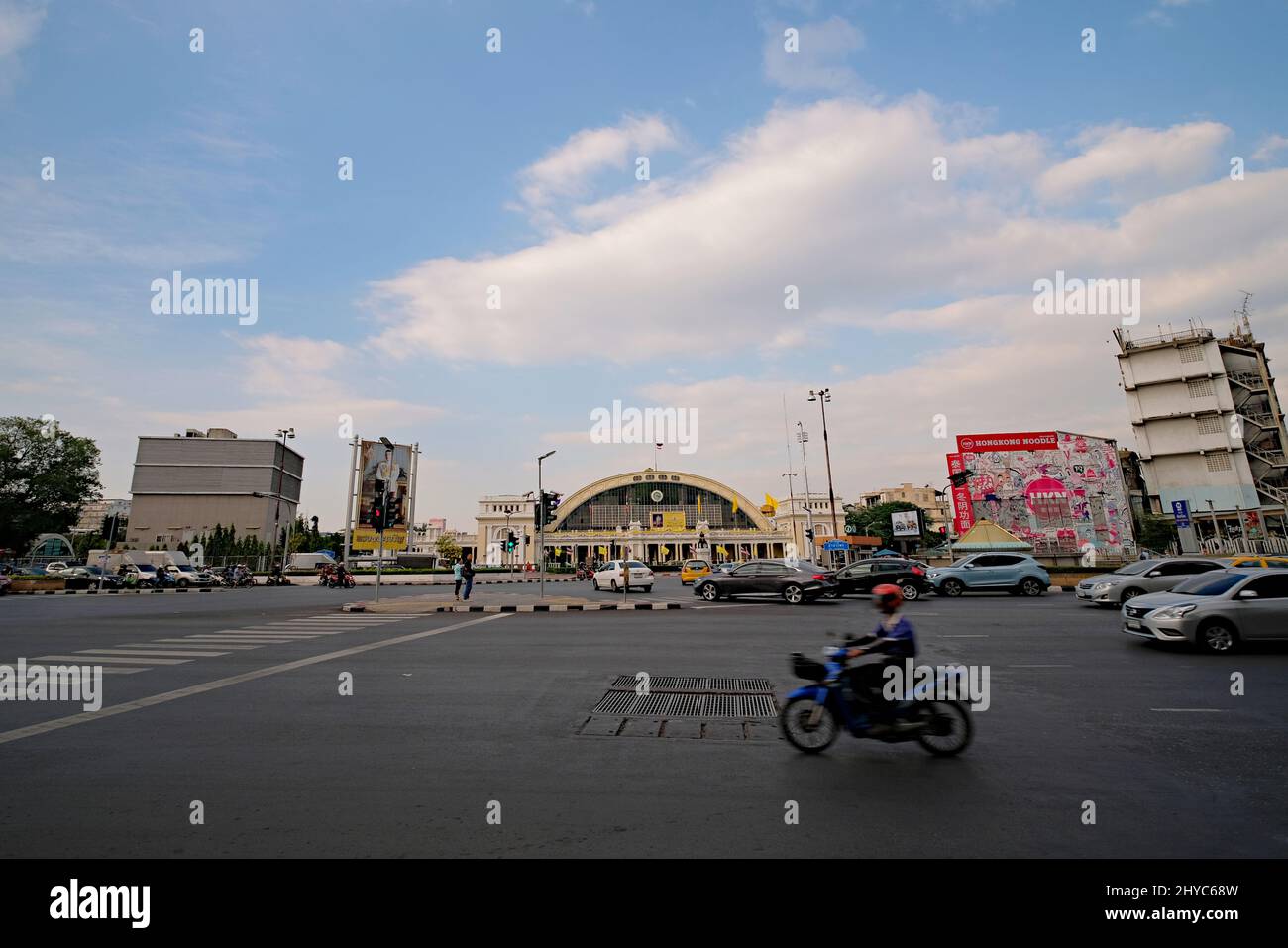 Fassade des Bahnhofs von Bangkok in Hua Lampong, im italienischen Neorenaissance-Stil erbaut, von der anderen Seite der Rama IV Road aus gesehen - 31. Oktober 2019 Stockfoto