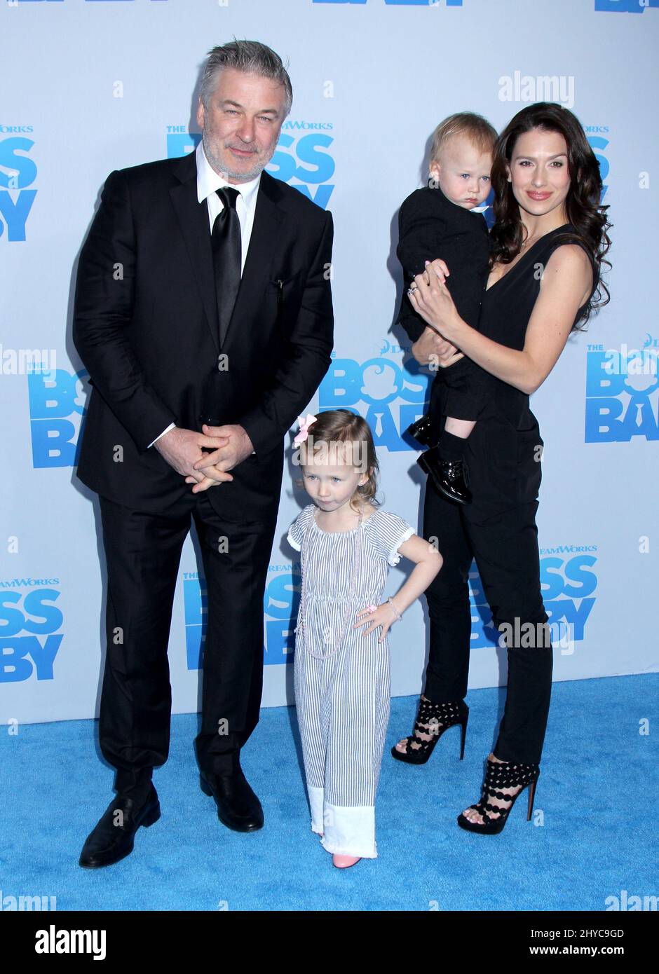 Alec Baldwin, Hilaria Baldwin, Tochter Carmen Gabriela Baldwin bei der New Yorker Premiere „The Boss Baby“ am 20. März 2017 auf dem AMC Loews Lincoln Square Stockfoto