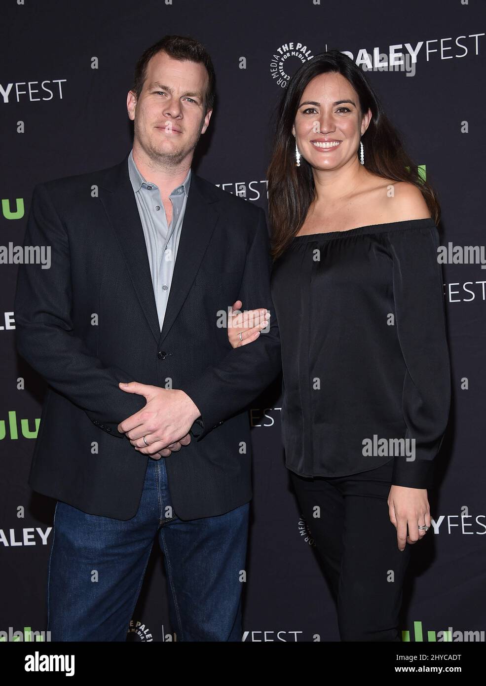 Jonathan Nolan und Lisa Joy kommen am 25.. März 2017 auf dem Annual PaleyFest 34. in Los Angeles nach Westworld Stockfoto