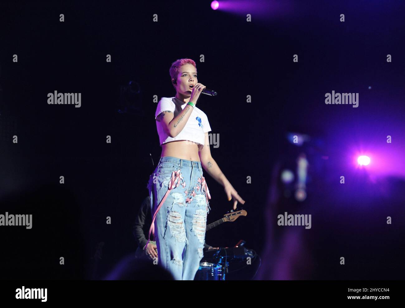 Halsey, der am Zedd teilnimmt, präsentiert das ACLU Benefizkonzert im Stapler Center Stockfoto