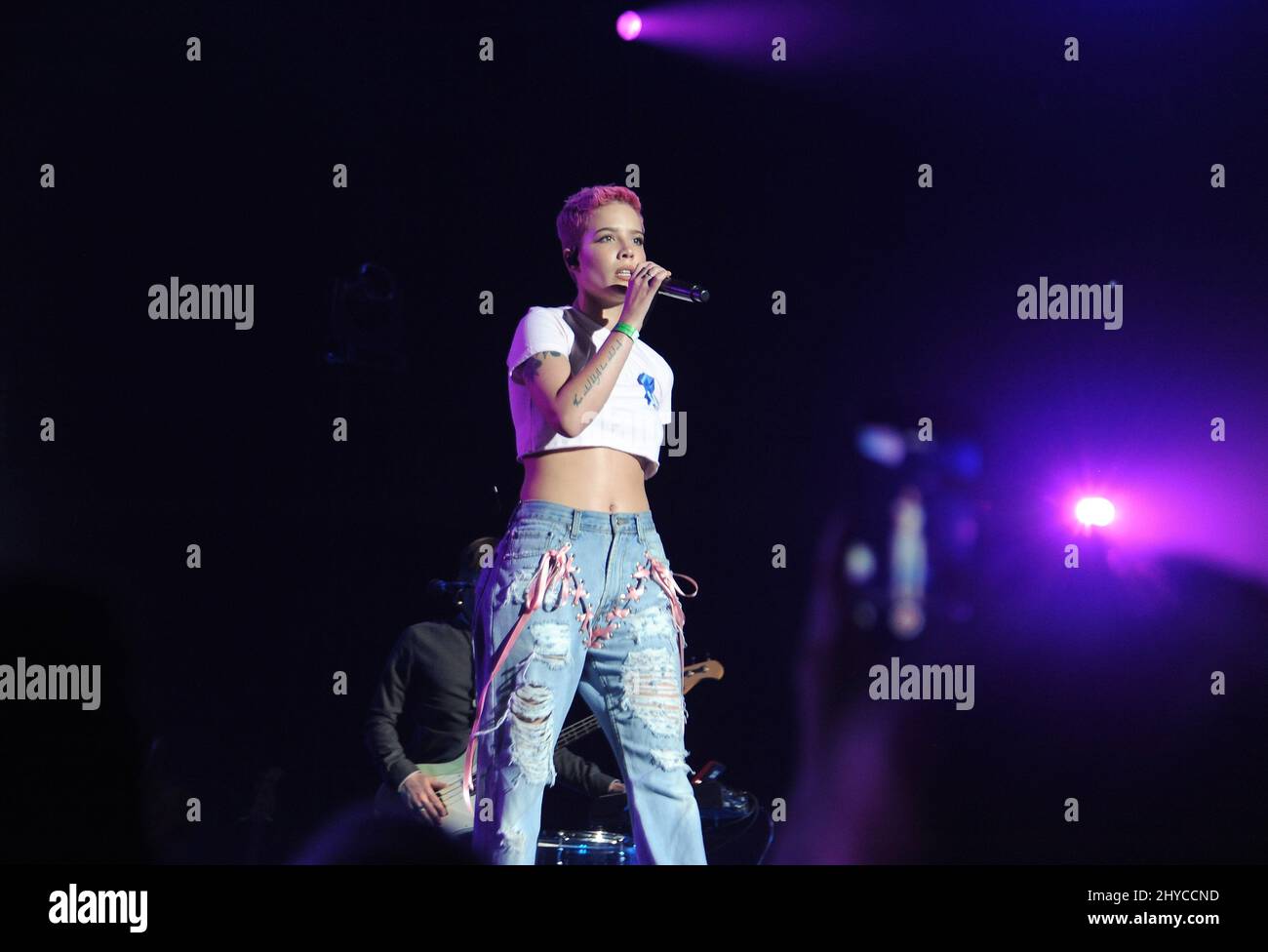 Halsey, der am Zedd teilnimmt, präsentiert das ACLU Benefizkonzert im Stapler Center Stockfoto