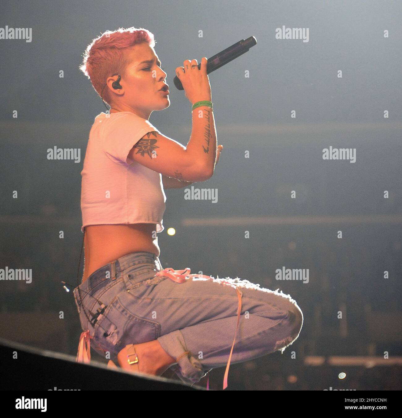 Halsey, der am Zedd teilnimmt, präsentiert das ACLU Benefizkonzert im Stapler Center Stockfoto