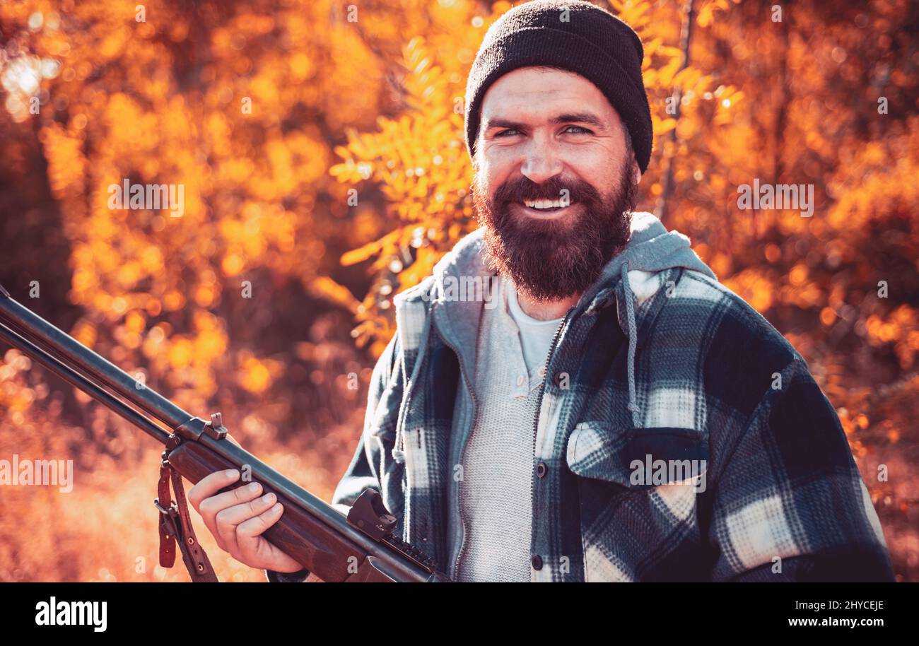 Jagdsaison geschlossen und geöffnet. Jäger mit Schrotflinte auf der Jagd. Nahaufnahme Porträt eines gehämmten Jägers. Stockfoto