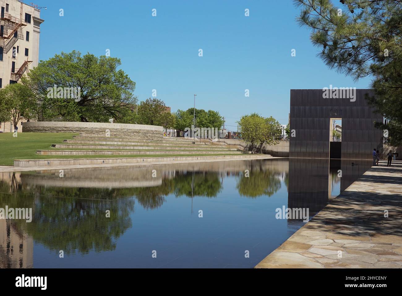 Survivor Tree und 9:01 Gate am Oklahoma City National Memorial ist ein Denkmal in den Vereinigten Staaten, das die Opfer, Überlebenden, Retter und alle ehrt, die vom Bombenangriff auf Oklahoma City am 19. April 1995 betroffen waren. Stockfoto