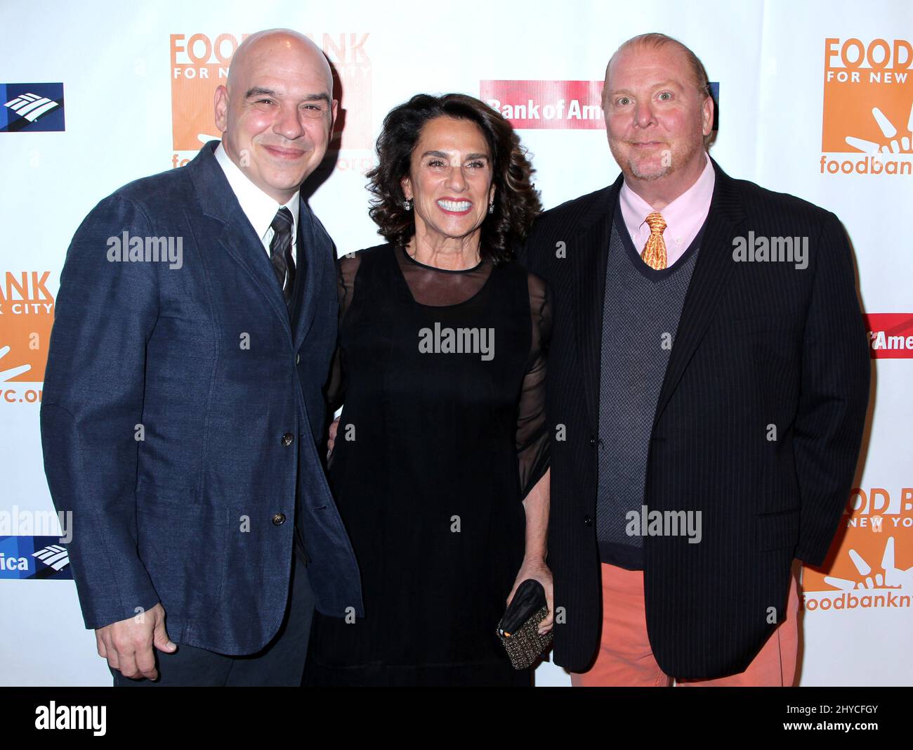 Michael Symon, Mario Batali und Frau Susi Cahn nehmen an der Food Bank für das New York City Can-Do Awards Dinner 2017 Teil Stockfoto