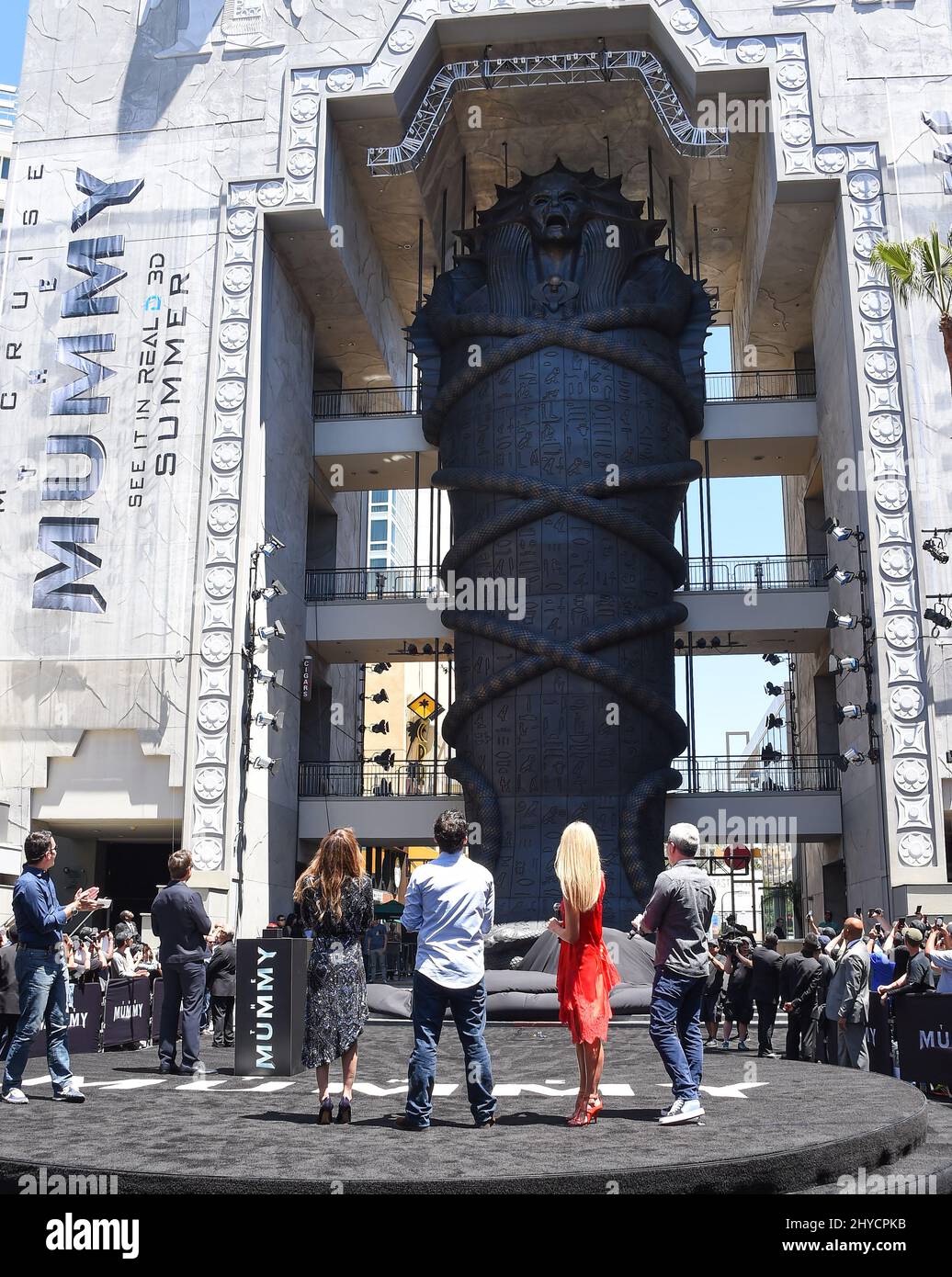 Tom Cruise, Sofia Boutella, Annabelle Wallis, Jake Johnson und Ein Teilnehmer von Universal Picturs feiern den „Mummy“-Tag, der im Gateway von Hollywood und Highland stattfindet Stockfoto