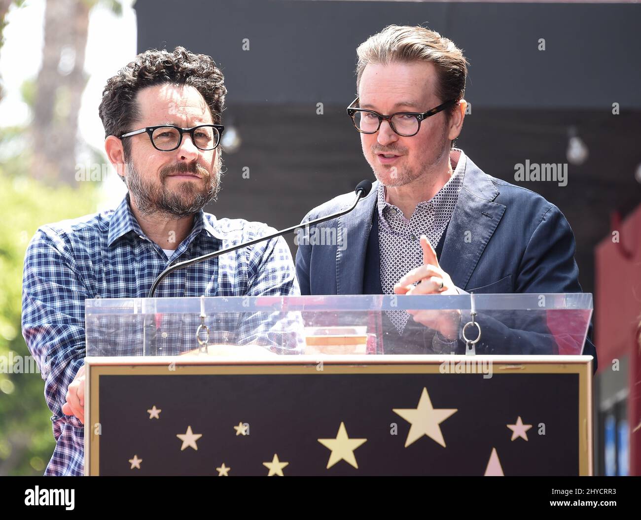 J.J. Abrams und Matt Reeves nehmen an der Keri Russell Hollywood Walk of Fame-Starzeremonie auf dem Hollywood Blvd Teil Stockfoto