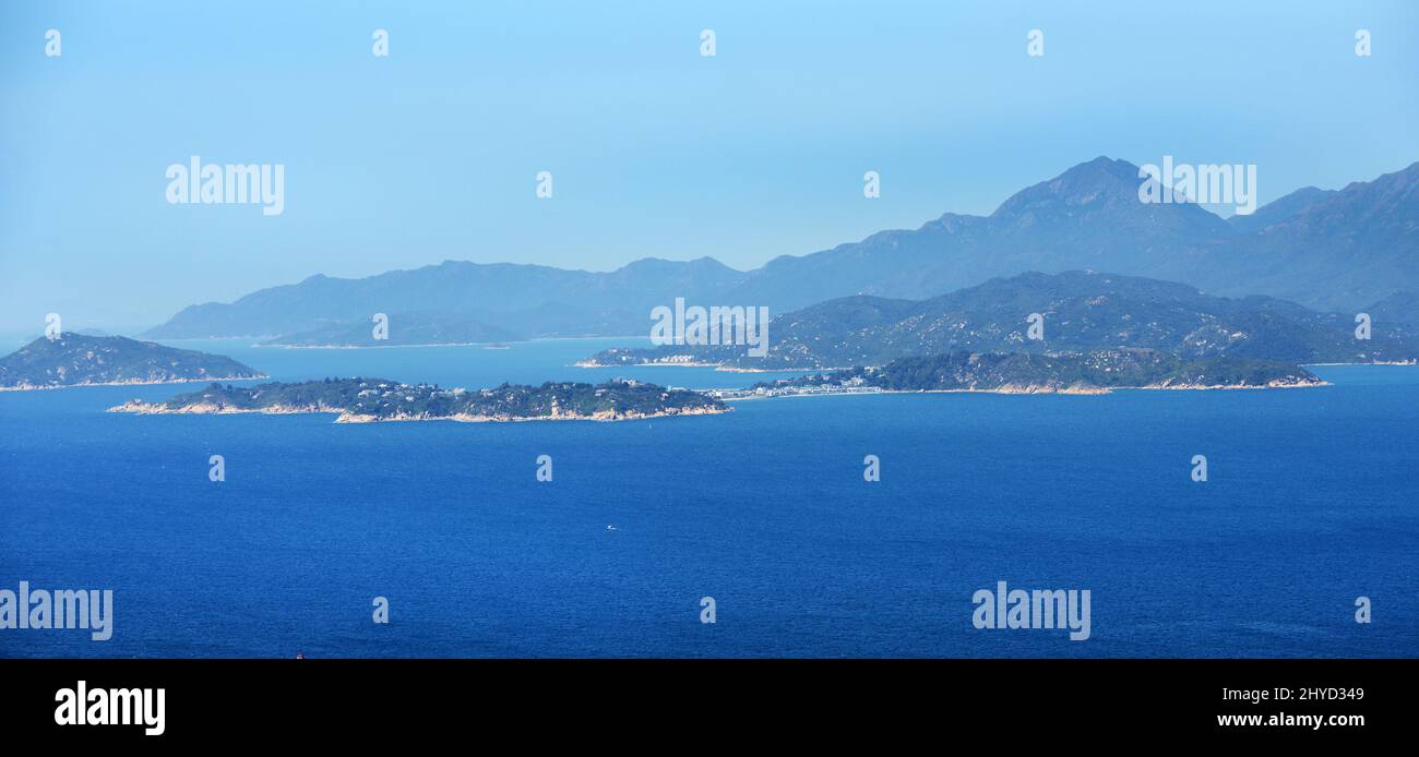 Ein weiter Blick auf die Cheung Chau Insel in Hongkong. Stockfoto