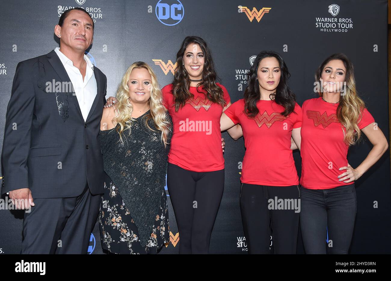 Eugene Brave Rock, Lucy Davis, Caitlin Dechelle, Samantha Jo und bei der Wonder Woman Ausstellung in Los Angeles Stockfoto