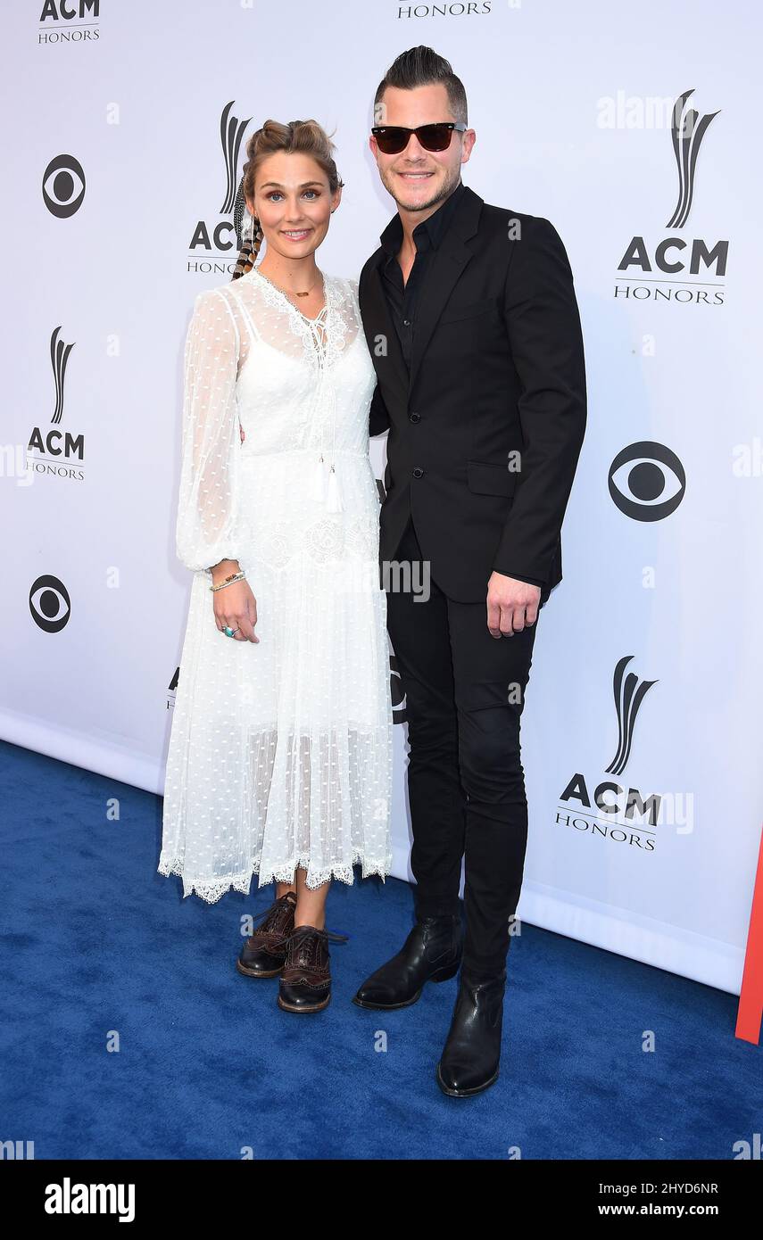 Clare Bowen und Brandon Robert Young nehmen an den jährlichen ACM Music Awards 11. Teil, die im Ryman Auditorium in Nashville, Tennessee, abgehalten werden Stockfoto