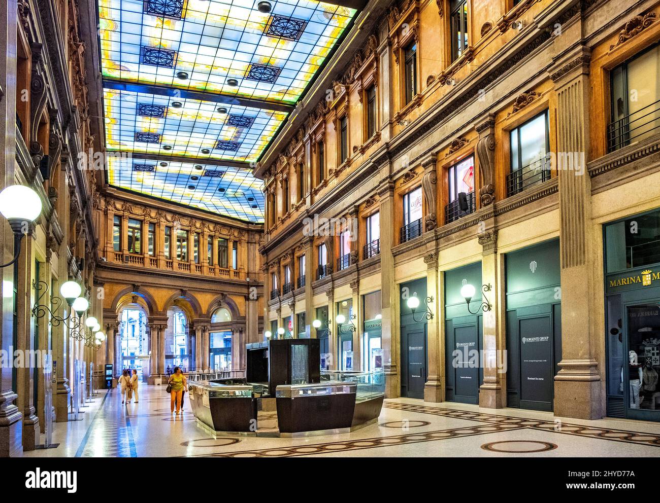 Rom, Italien - 25. Mai 2018: Innenhalle der Galleria Alberto Sordi Shopping Arcade, bekannt als Galleria Colonna, am Piazza Colonna Platz Stockfoto