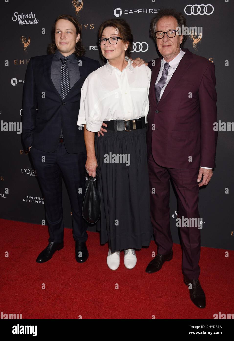 Geoffrey Rush, Jane Menelaus und James Rush nahmen an dem Empfang der Emmy Awards Nominierten Künstler 69. im Wallis Annenberg Center for Performing Arts Teil Stockfoto