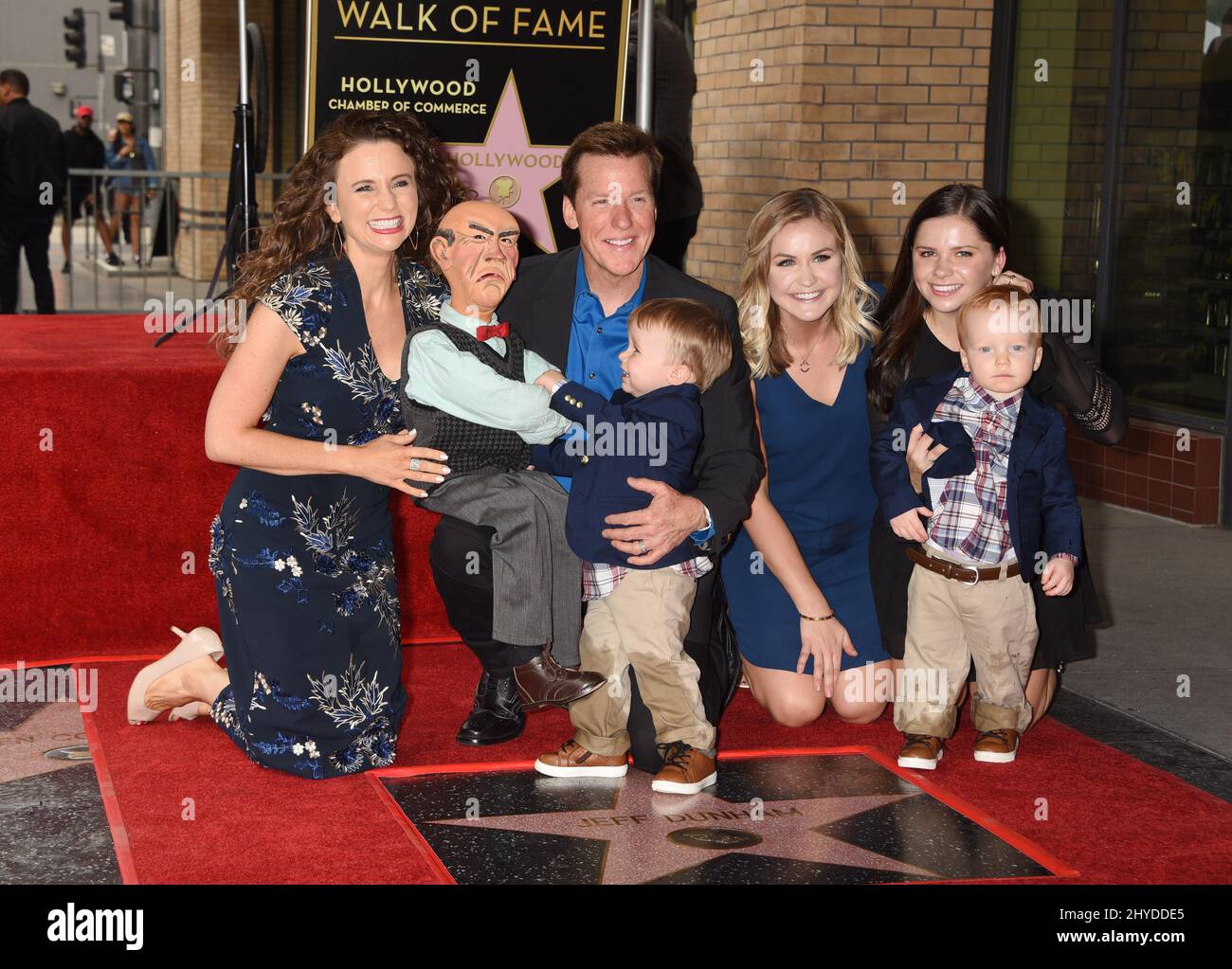 Die Töchter Audrey Dunham, Walter, Jeff Dunham, Jack Dunham, James Dunham und Dunham nahmen an der Zeremonie zum Jeff Dunham Walk of Fame in Los Angeles Teil Stockfoto
