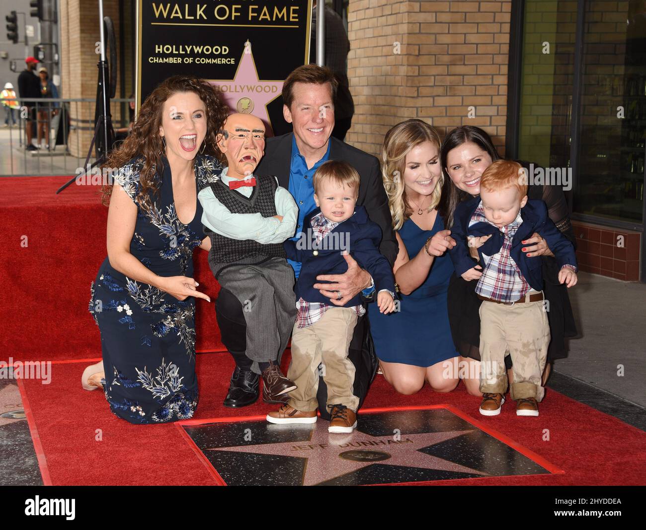 Die Töchter Audrey Dunham, Walter, Jeff Dunham, Jack Dunham, James Dunham und Dunham nahmen an der Zeremonie zum Jeff Dunham Walk of Fame in Los Angeles Teil Stockfoto