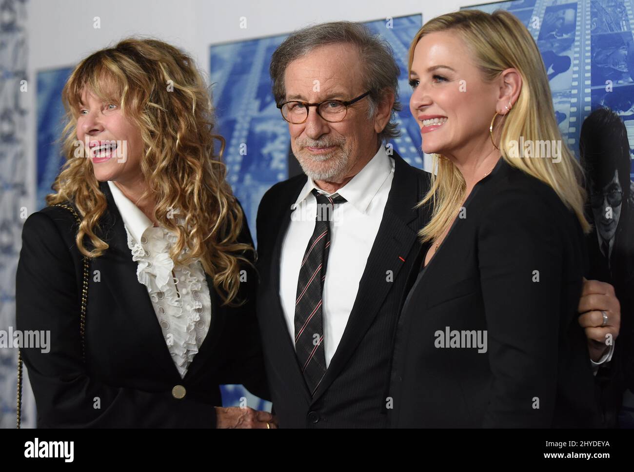 Kate Capshaw, Steven Spielberg und Jessica Capshaw bei der Premiere des Dokumentarfilms Spielberg von HBO in den Paramount Studios in Los Angeles, Kalifornien Stockfoto