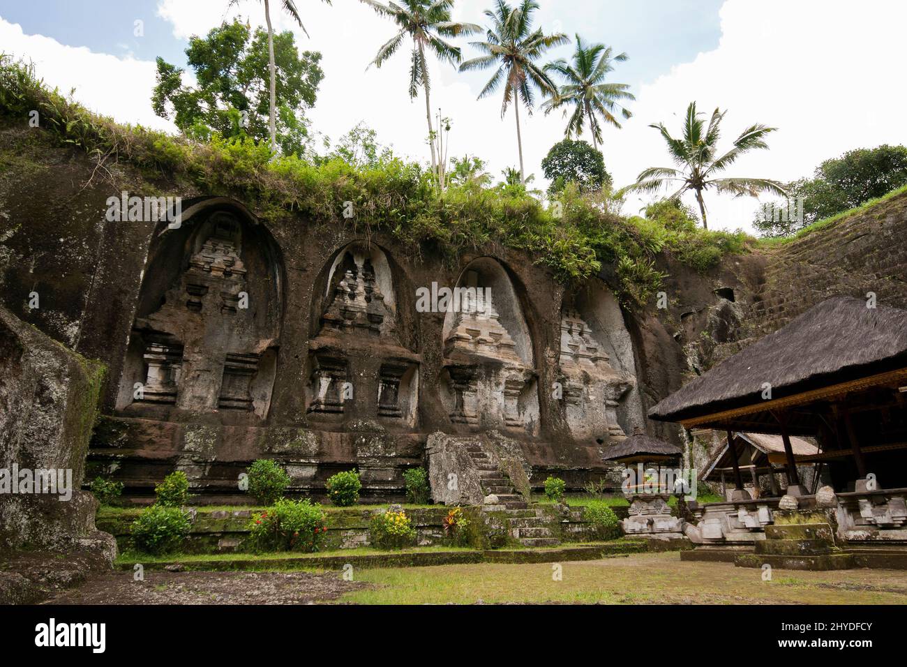 In die Klippe des Gunung Kawi-Tempels gehauene Candi (Schreine). Es ist ein Hindu-Tempelkomplex aus dem 11.. Jahrhundert in Tpaksiring in der Nähe von Ubud in Bali. Stockfoto
