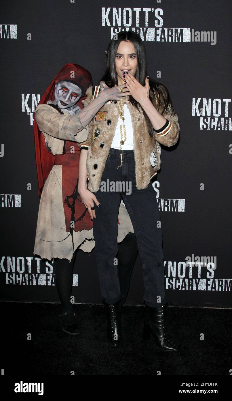 Sofia Carson besucht die Knott's Scary Farm und Instagram's Celebrity Night in Knott's Berry Farm Stockfoto