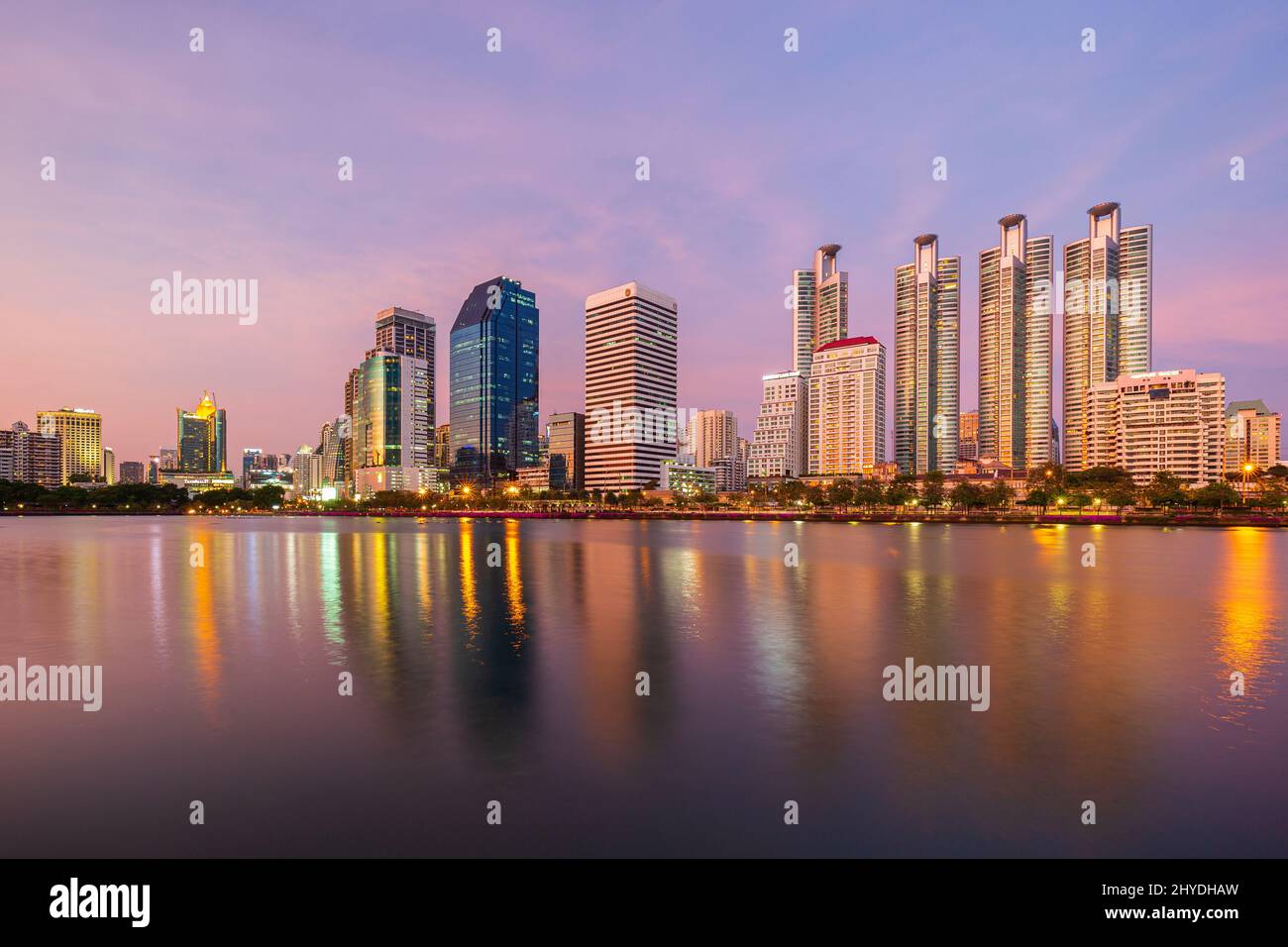 Malerischer Blick auf See an der Benjakiti (benjakitti) Park und Wolkenkratzer in Bangkok, Thailand, bei Sonnenuntergang. Stockfoto