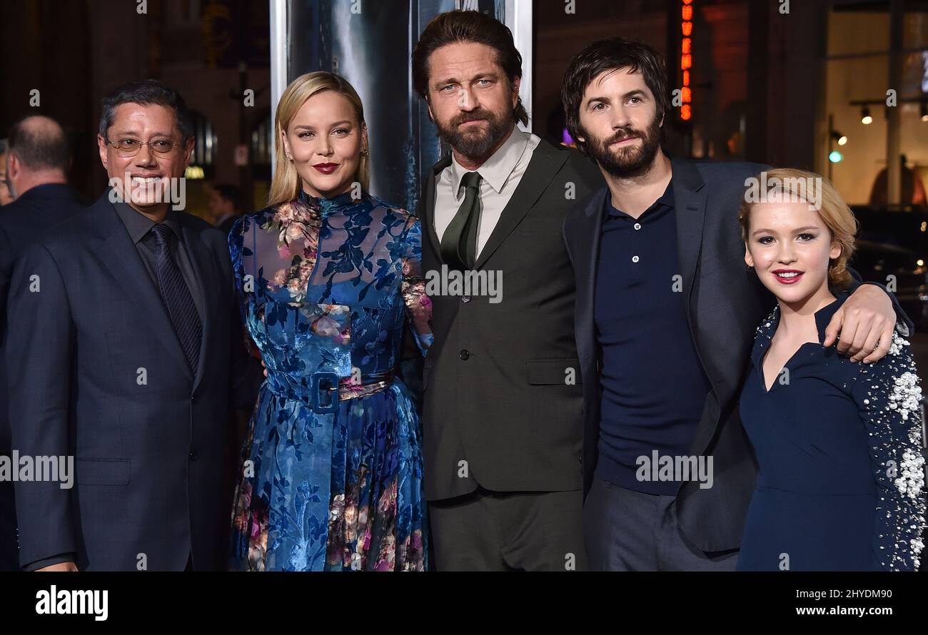 Dean Devlin, Abbie Cornish, Gerald Butler, Jim Sturgess und Talitha Eliana Bateman bei der „Geostorm“-Weltpremiere im TCL Chinese Theatre IMAX in Los Angeles, USA Stockfoto