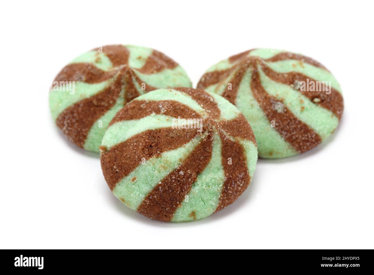 Schokoladen-gestreifter Minzkeks auf weißem Hintergrund Stockfoto
