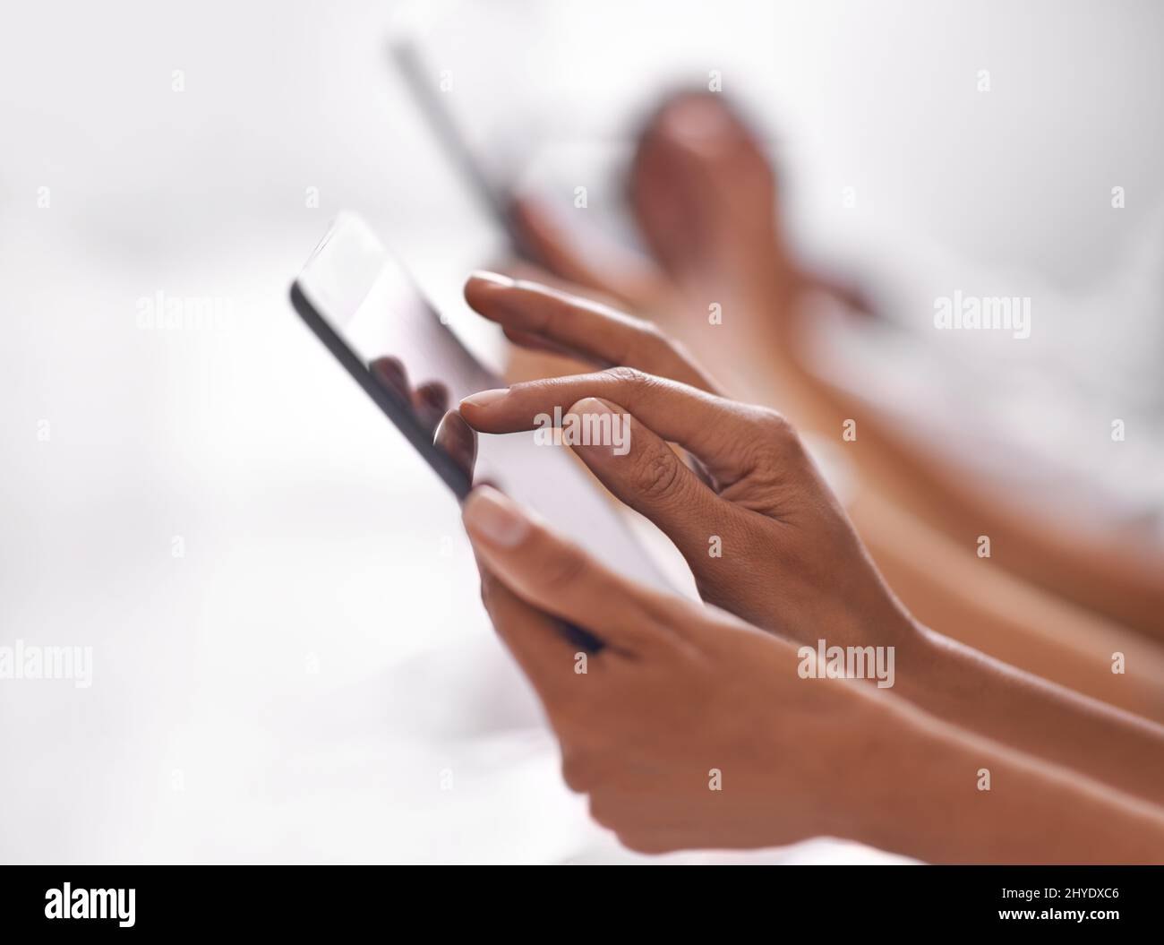 Bessere Technologie für bessere Lösungen. Eine Aufnahme von zwei Personen, die ihre digitalen Tablets nutzen. Stockfoto