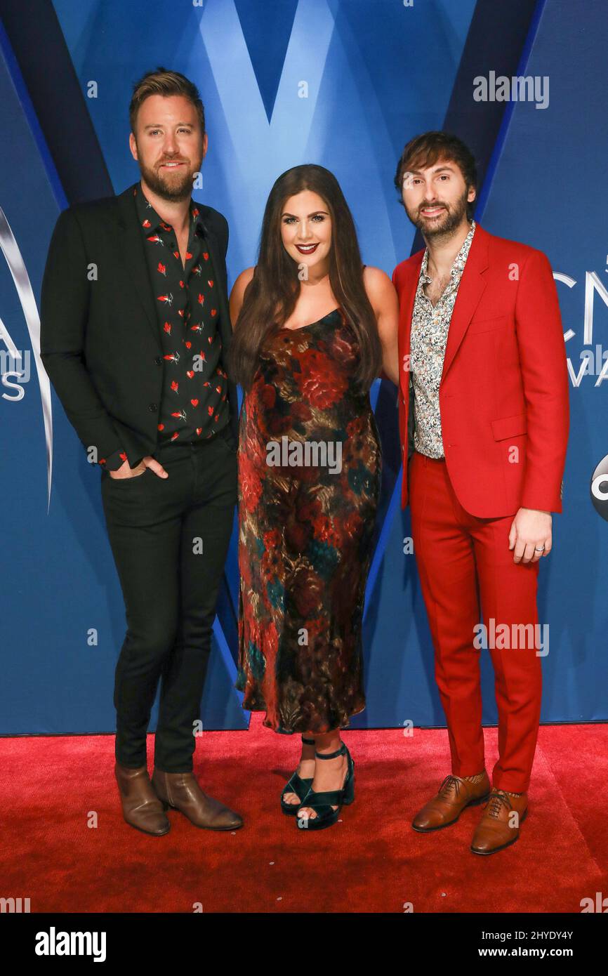 Dave Haywood und Hillary Scott und Charles Kelley von Lady Antebellum nahmen an den jährlichen Country Music Association Awards 51. in der Bridgestone Arena in Nashville, Tennessee, Teil Stockfoto