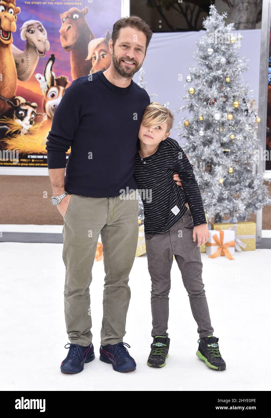 Jason Priestley und Dashiell Orson Priestley bei der Weltpremiere von The Star in Los Angeles, Kalifornien Stockfoto