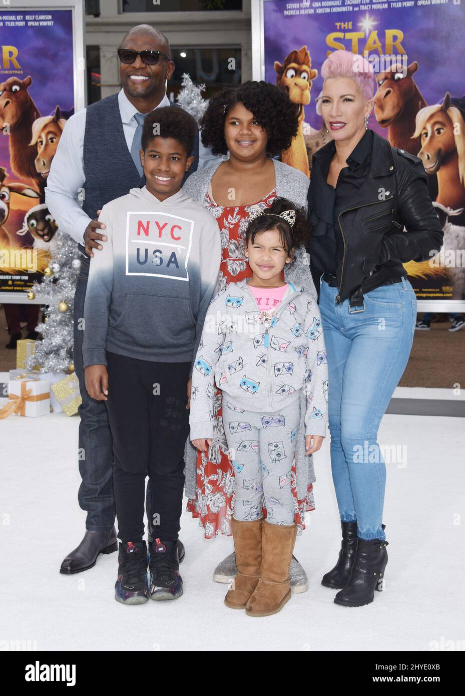 Terry Crews, Rebecca Crews und Familie, die an der Weltpremiere von The Star in Los Angeles, Kalifornien, teilnehmen Stockfoto