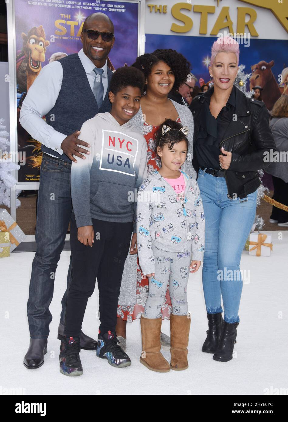 Terry Crews, Rebecca Crews und Familie, die an der Weltpremiere von The Star in Los Angeles, Kalifornien, teilnehmen Stockfoto