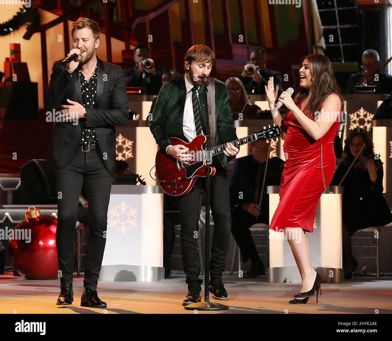 Dave Haywood und Hillary Scott und Charles Kelley von Lady Antebellum bei der jährlichen CMA Country Christmas Taping 8., die von Reba McEntire moderiert wurde und am 14. November 2017 im Grand Ole Opry House in Nashville, TN, stattfand. Stockfoto