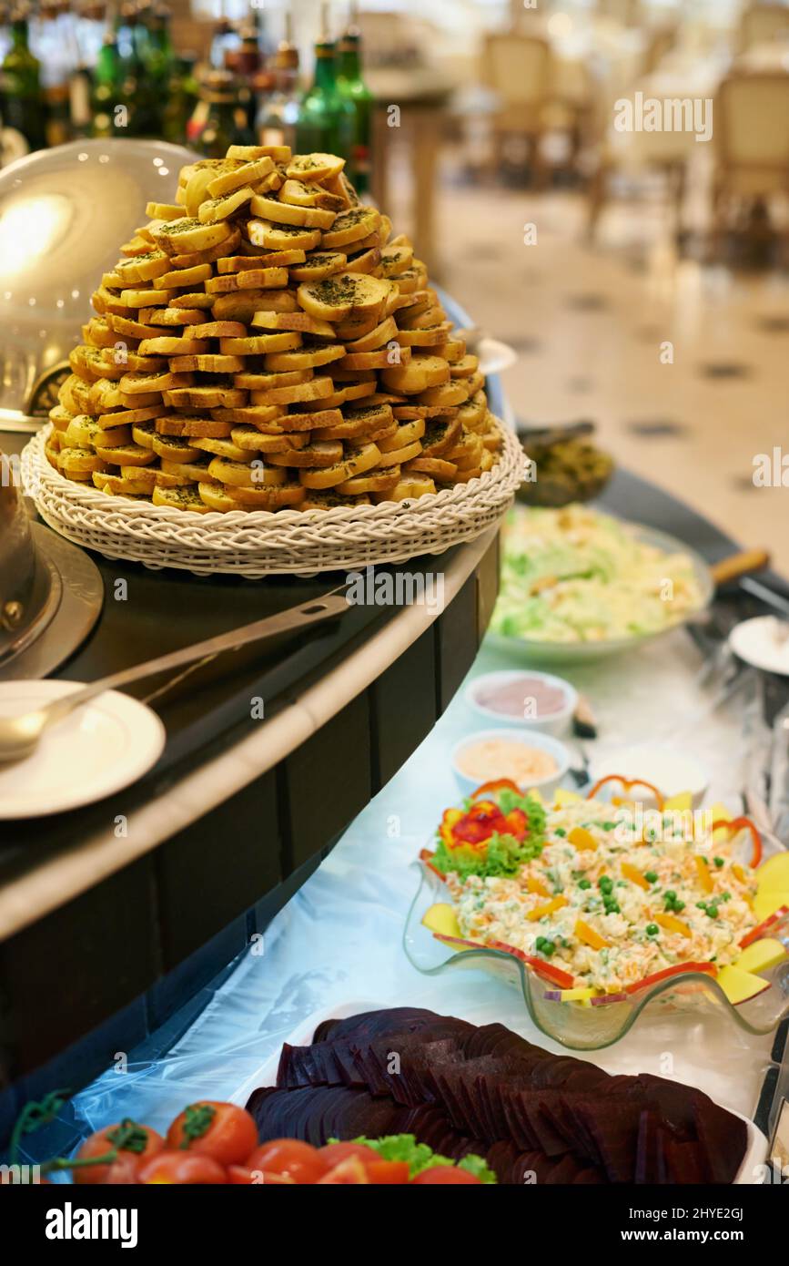 Stilvolle Präsentation der Speisen. Eine Auswahl an stilvoll präsentierten Gerichten in einem Restaurant. Stockfoto