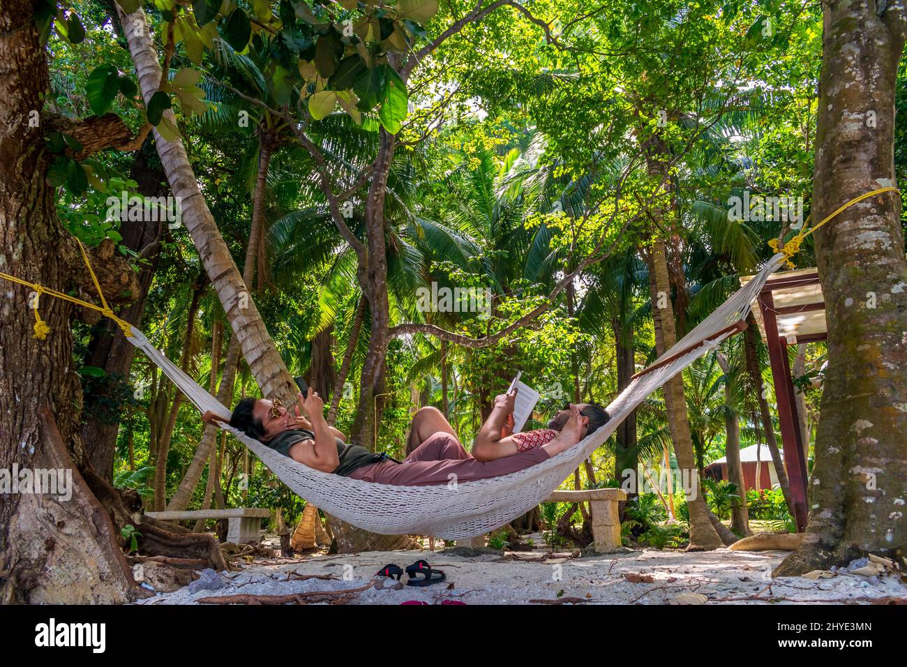 Ein Paar, das sich am Strand, Havelock Island, Andaman, Indien, erholte Stockfoto