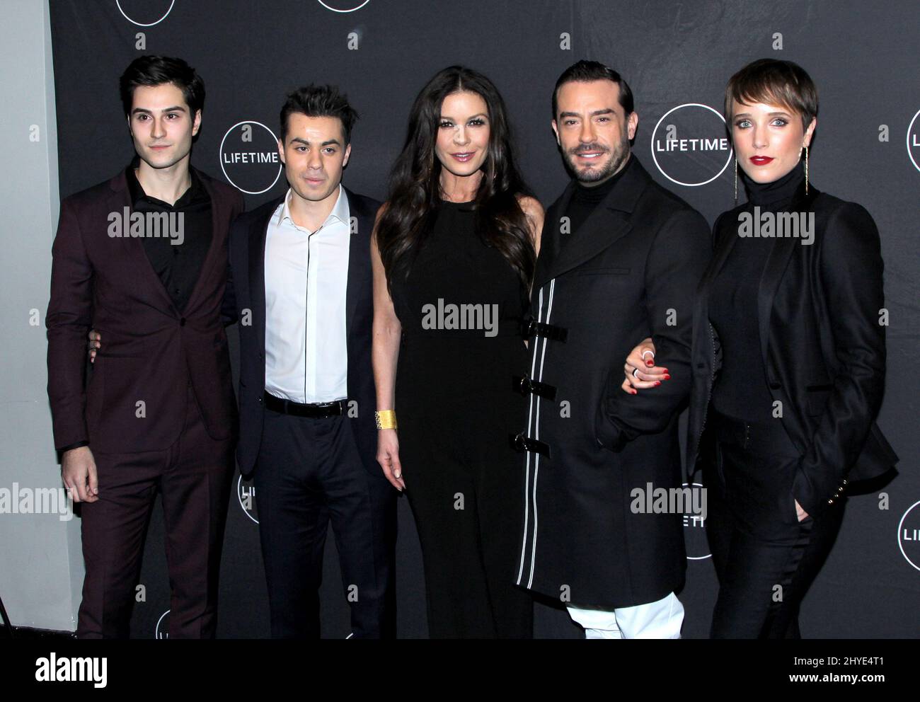 Spencer Borgeson, Matteo Stefan, Catherine Zeta-Jones, Jenny Pel bei einer Vorführung der Kokain-Pate in New York Stockfoto