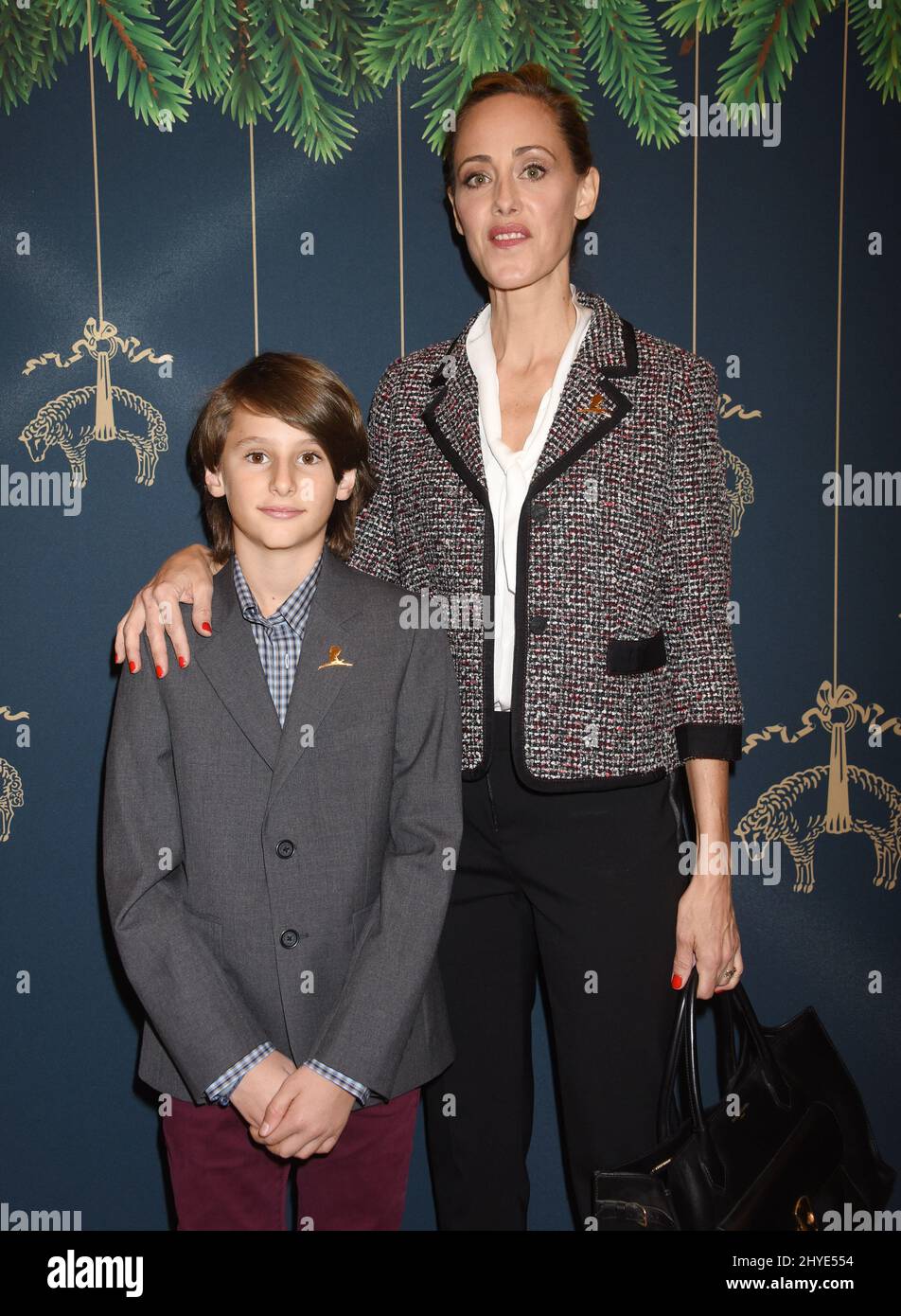 Kim Raver und Leo Boyer nahmen an der jährlichen Feiertagsfeier der Brooks Brothers und St. Jude im Brooks Brothers Rodeo Drive Store in Beverly Hills, CA, Teil. Stockfoto