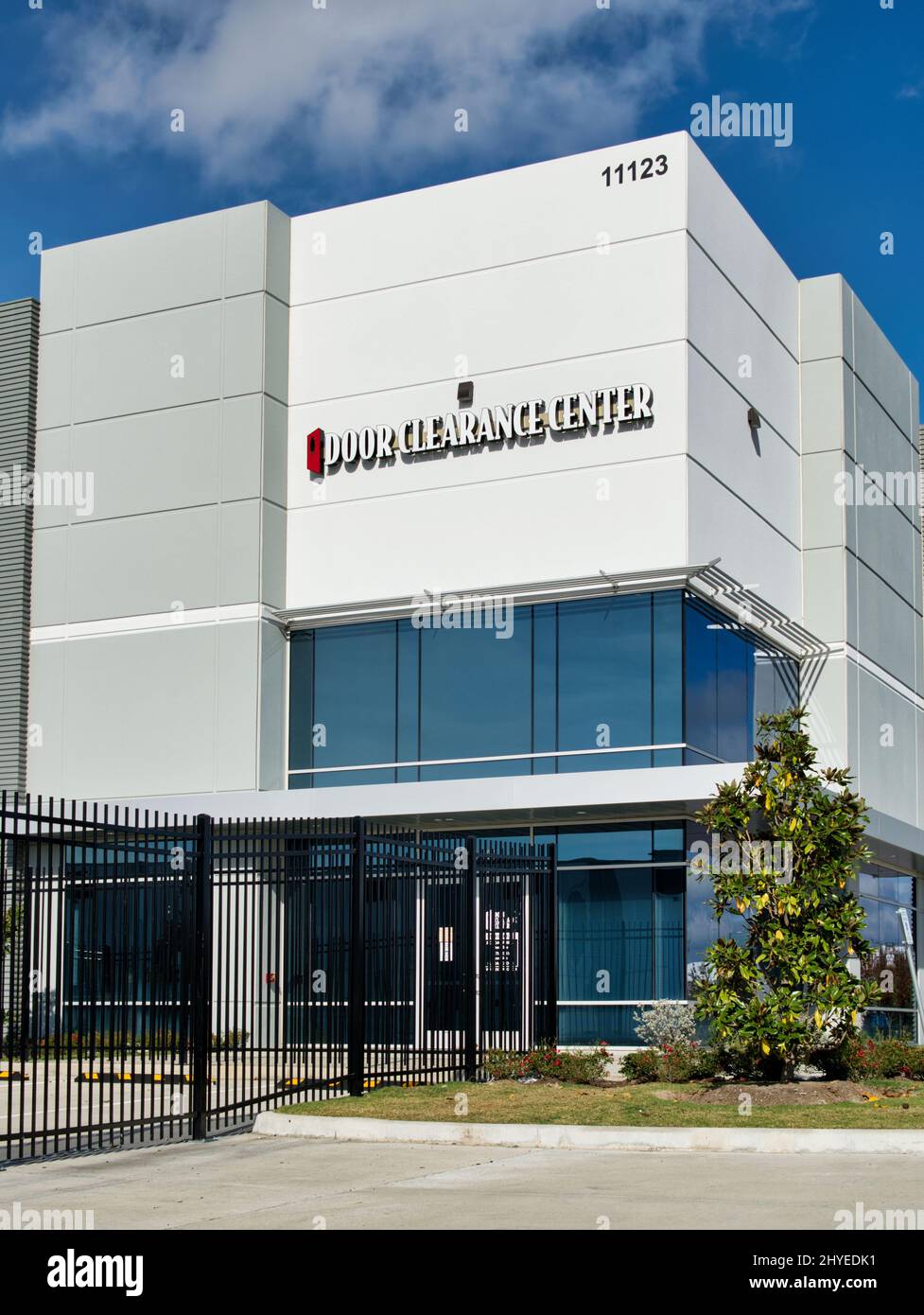 Houston, Texas USA 12-05-2021: Außengebäude des Türräumungszentrums in Houston, TX. Hersteller und Händler von Türen und Schränke. Stockfoto