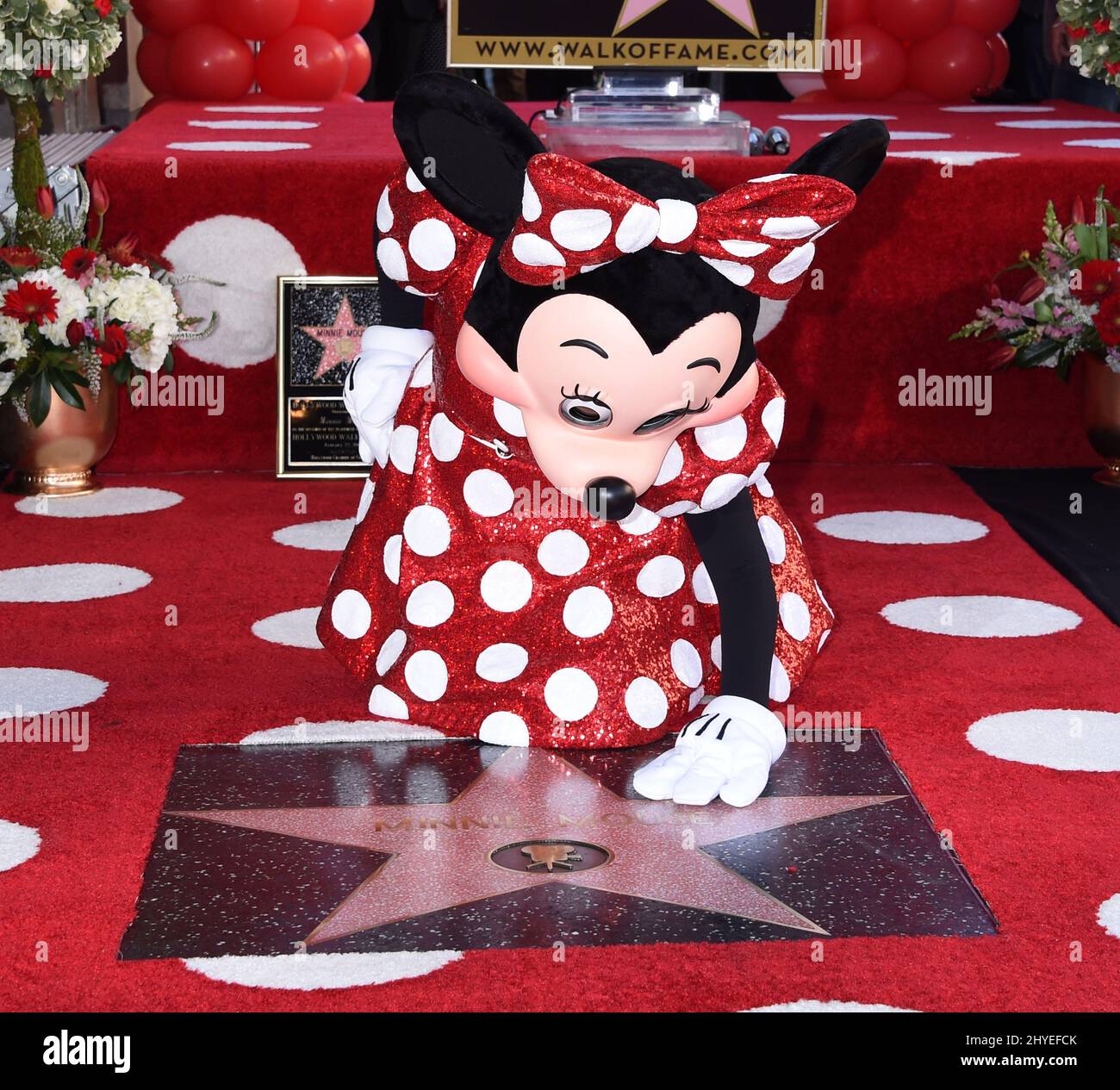 Minnie Mouse feiert 90.-jähriges Jubiläum mit Star auf dem Hollywood Walk of Fame. Stockfoto