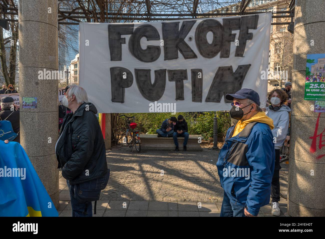 Die Demonstration am Opernplatz zur Unterstützung der Ukraine und gegen die russische Aggression, Frankfurt, Deutschland Stockfoto
