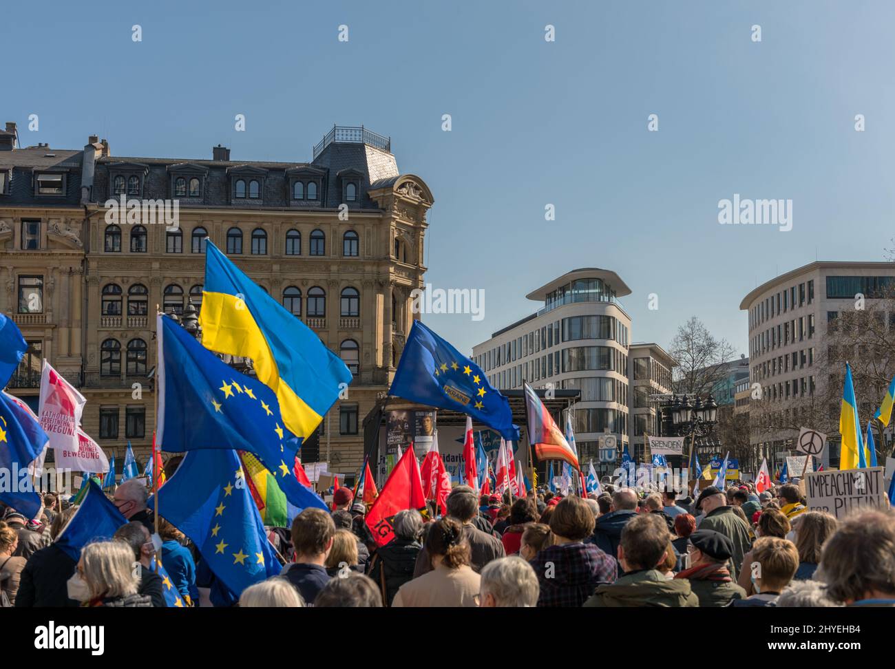 Die Demonstration am Opernplatz zur Unterstützung der Ukraine und gegen die russische Aggression, Frankfurt, Deutschland Stockfoto
