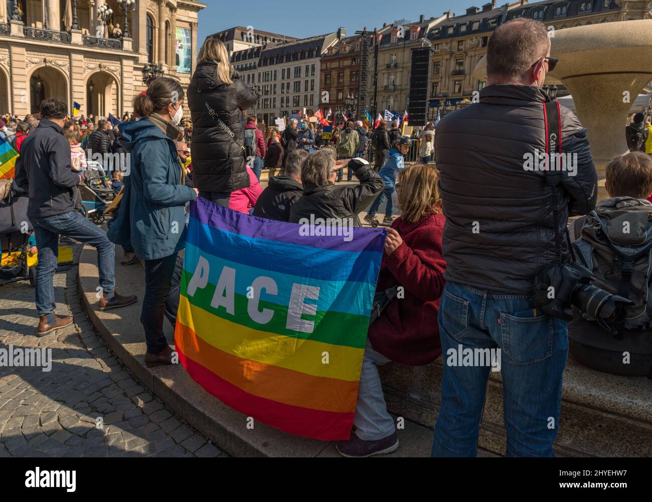 Die Demonstration am Opernplatz zur Unterstützung der Ukraine und gegen die russische Aggression, Frankfurt, Deutschland Stockfoto