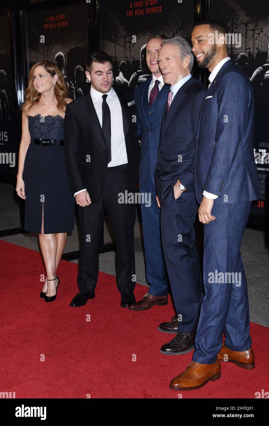 Jenna Fischer, Alek Skarlatos, Spencer Stone, Clint Eastwood und Anthony Sadler bei der Weltpremiere „The 15:17 to Paris“, die am 5. Februar 2018 im Warner Bros. Studio SJR Theatre in Burbank, CA, stattfand. Stockfoto