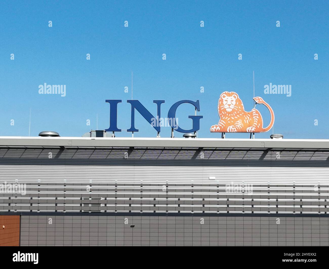 Amsterdam, 6.. März 2022, Niederlande. DAS BÜRO des internationalen Geschäftsbanken und das Logo auf einem Bürogebäude Stockfoto