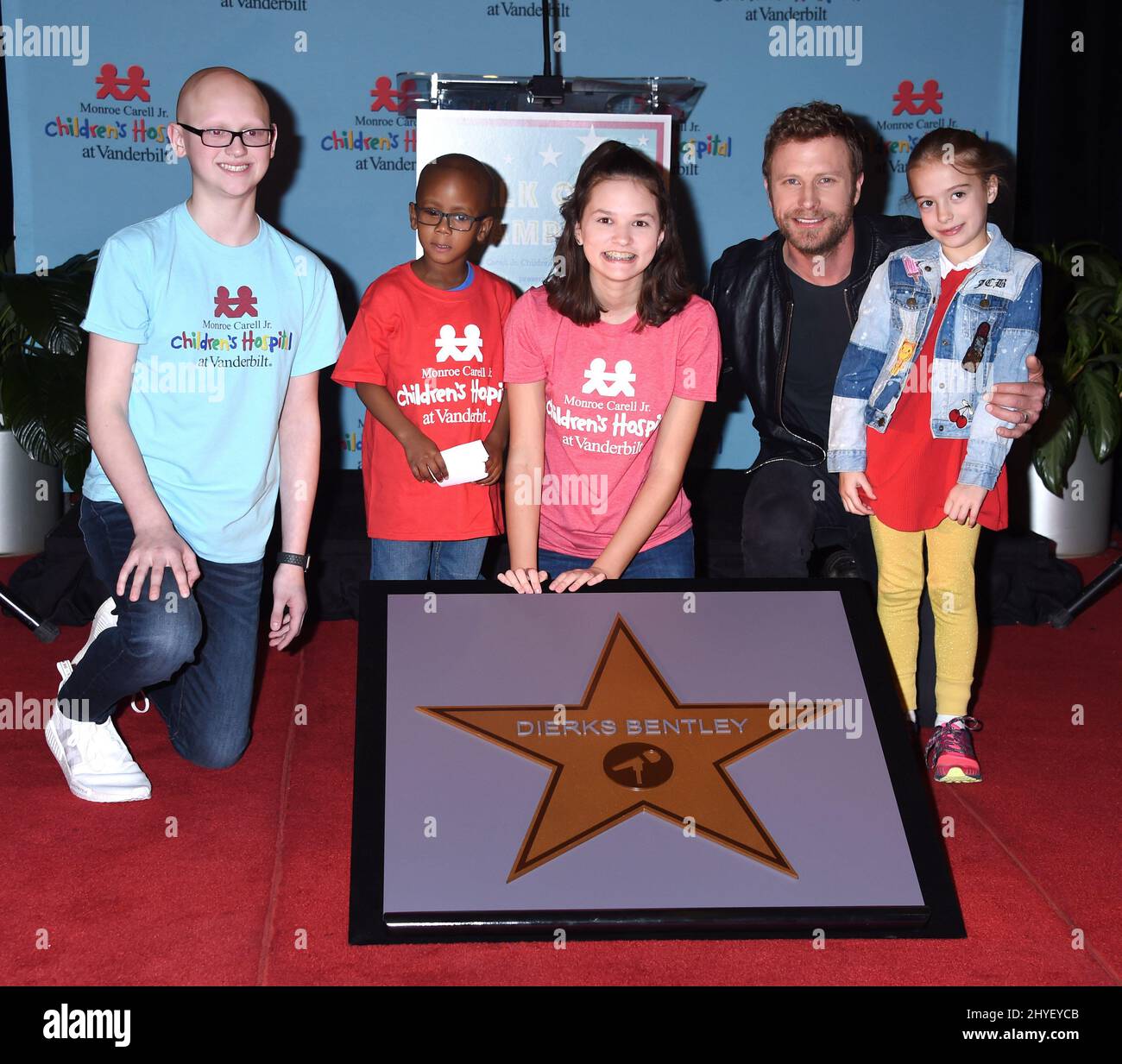 Patienten und Jordan Bentley helfen Dierks Bentley bei der Enthüllung seines Champions-Stars während einer Präsentation im Monroe Carell Jr. Children's Hospital in Vanderbilt Stockfoto